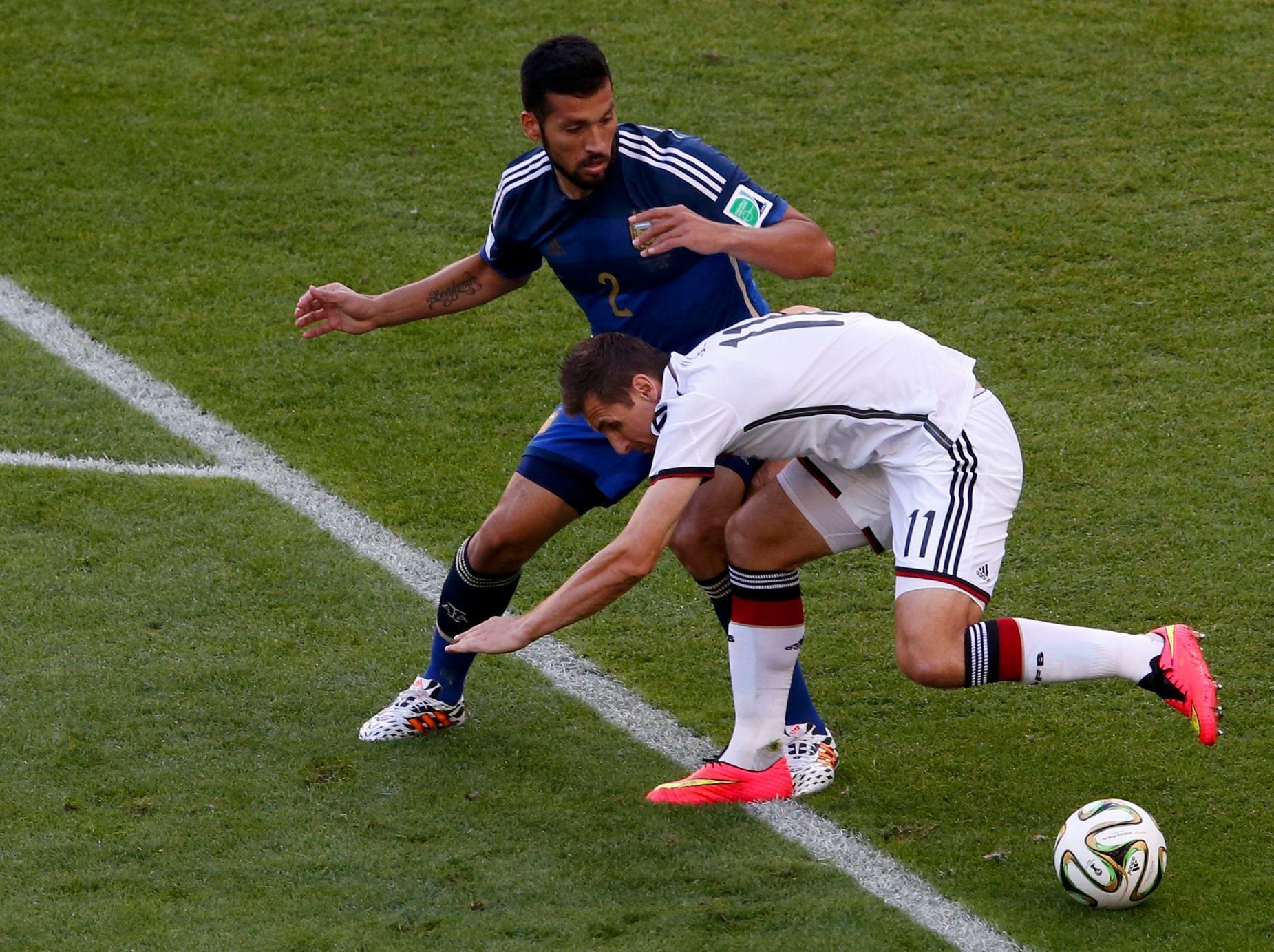 MS 2014, Argentina-Německo: Ezequiel Garay - Miroslav Klose