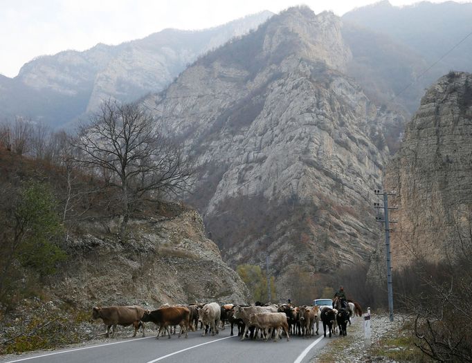 Etničtí Arménci opouští Náhorní Karabach, který připadne po bojích Ázerbájdžánu.