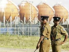 Policisté hlídají nedaleko Colomba plynové zásobníky, které se staly terčem posledního leteckého útoku tamilských povstalců