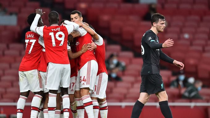 Fotbalisté Arsenalu slaví gól v zápase 36. kola anglické ligy proti Liverpoolu.