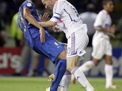 Francouz Zinédine Zidane (vpravo) udeřil hlavou Itala Materazziho do prsou a po červené kartě musel předčasně opustit boj o zlato na fotbalovém MS.