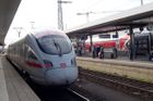 Na koleje v Německu někdo umístil betonové dlaždice, narazil do nich vysokorychlostní vlak