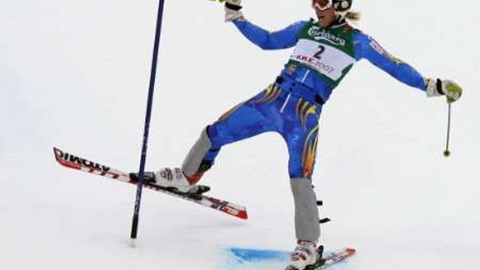 Šance domácího Jense Byggmarka na slalomový titul na MS v Aare skončily už v prvním kole.