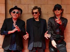 Keith Richards, Ronnie Wood a Mick Jagger při středečním představení nového alba The Rolling Stones.