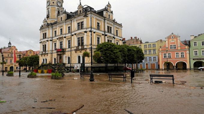 Záběry ukazují povodně v polských městech Nisa a Kladsko.