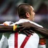 Fotbalisté Galatasaraye Burak Yilmaz (zády) a Dany Nounkeu slaví gól v utkání proti CFR Kluž v Lize mistrů 2012/13.