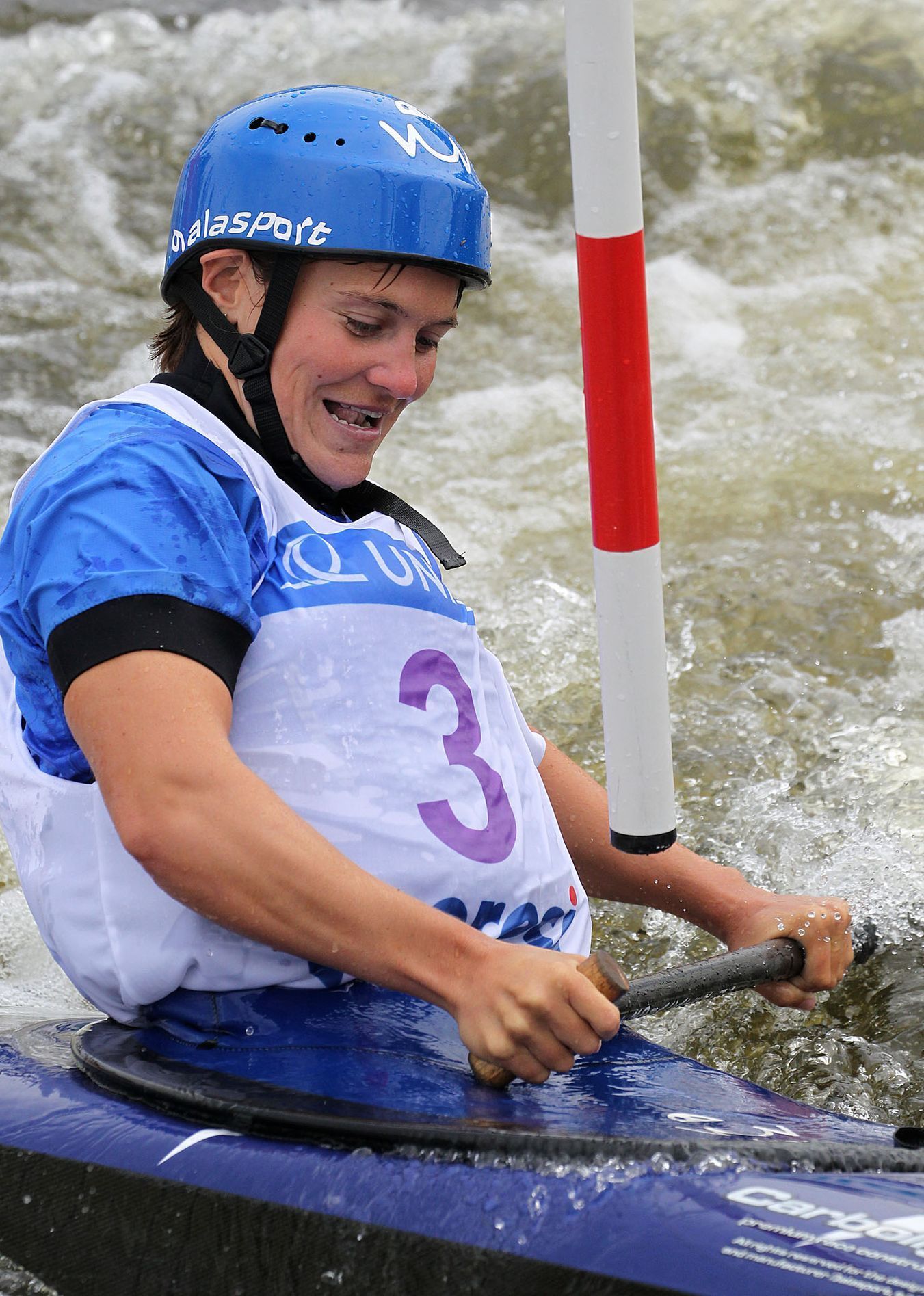 Vodní slalomářka Kateřina Hošková z České republiky na Světovém poháru 2012 v pražské Tróji.