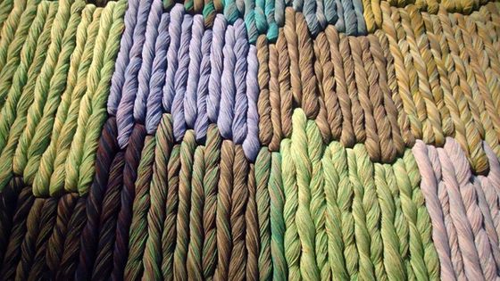 Sheila Hicks mluví jazykem vláken a tká své vzpomínky