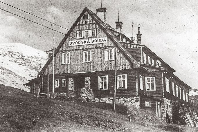 Historická fotografie Dvorské boudy v Krkonoších. Nedatováno.