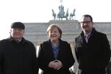 V Berlíně u Braniborské brány s kancléřkou Angelou Merkelovou a šéfredaktorem největšího německého bulvárního deníku Bild Kaiem Diekmannem (únor 2011).