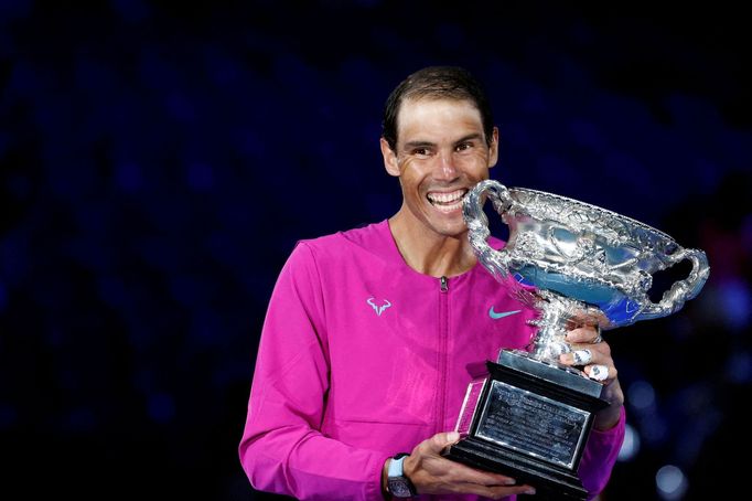 Španělský tenista Rafael Nadal s trofejí pro vítěze Australian Open, kde se odpoutal v počtu grandslamových titulů od svých rivalů