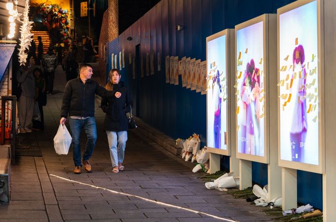 Jihokorejci si připomínají třetí výročí od tragédie, při níž 158 lidí přišlo o život v "halloweenské tlačenici" v Soulu. Redakce Aktuálně.cz navštívila místo incidentu.