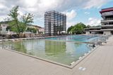 Venkovní vyhřívaný bazén byl pro veřejnost otevřen sice už loni v srpnu, ale s nedostatky, přes zimu byl uzavřen. Na snímku je bazén s místy ještě dokončovaných nových prostor.