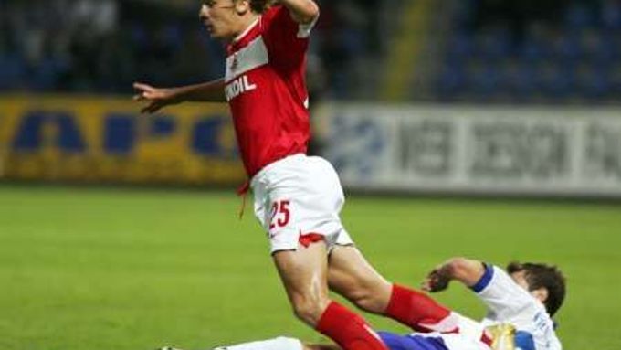 Maxim Kaliničenko ze Spartaku Moskva (v červeném) padá přes libereckého Tomáše Frejlacha.
