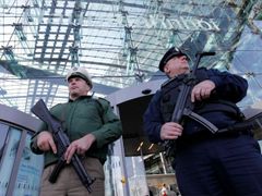 Před německými volbami se množí výhrůžky teroristů. Policie proto posílila hlídky na letištích a klíčových železničních stanicích. Tito muži hlídkují na berlínském Hlavním nádraží.