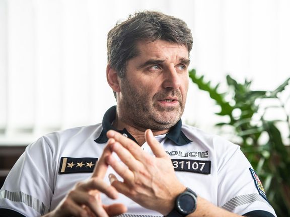 Policejní prezident Jan Švejdar spolupráci Pirátů a důstojníka z NCOZ kritizoval.