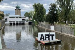 Na Vltavě zakotvilo nové dílo umělce Jiřího Davida. Připomíná Schrödingerův kontejner