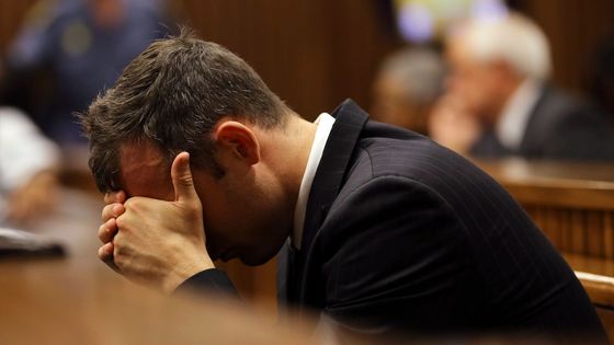 Podívejte se na fotografie ze soudního přelíčení s hendikepovaným atletem Oscarem Pistoriusem, který měl dle obžaloby úmyslně zastřelit svoji přítelkyni.