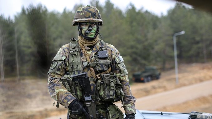 Český voják na cvičení sil NATO v Litvě.