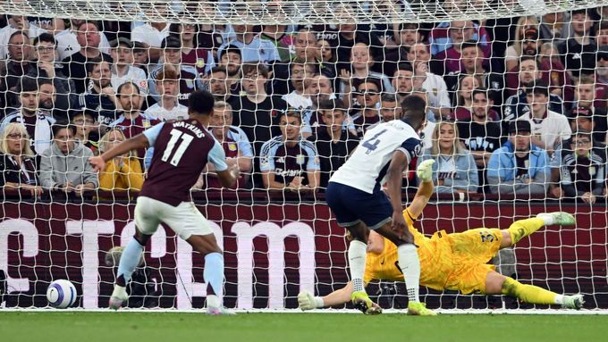Brankář Tottenhamu Antonín Kinský inkasuje v zápase s Aston Villou