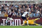 Kinský dostal dva góly, Tottenham prohrál na hřišti Aston Villy