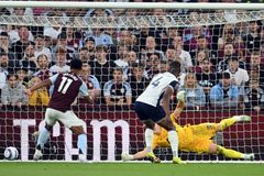 Kinský dostal dva góly, Tottenham prohrál na hřišti Aston Villy