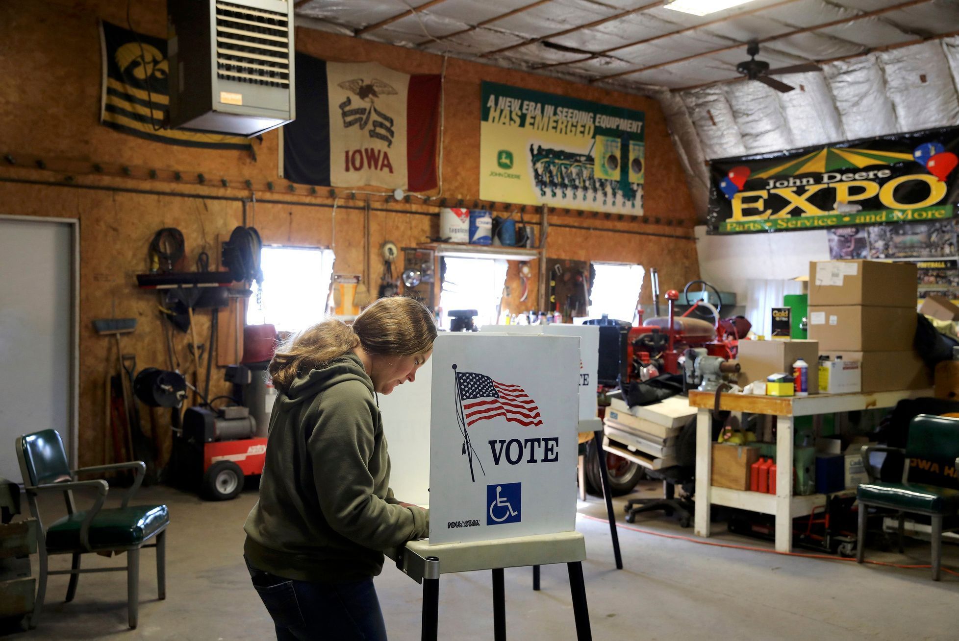 Americké volby - USA - Hlasovací místnost v garáži, Iowa