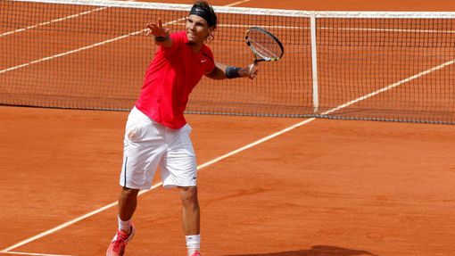 Španělský tenista Rafael Nadal slaví vítězství v utkání s Uzbekem Denisem Istominem po 2. kole French Open 2012.
