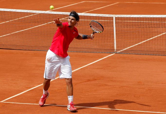 Španělský tenista Rafael Nadal slaví vítězství v utkání s Uzbekem Denisem Istominem po 2. kole French Open 2012.