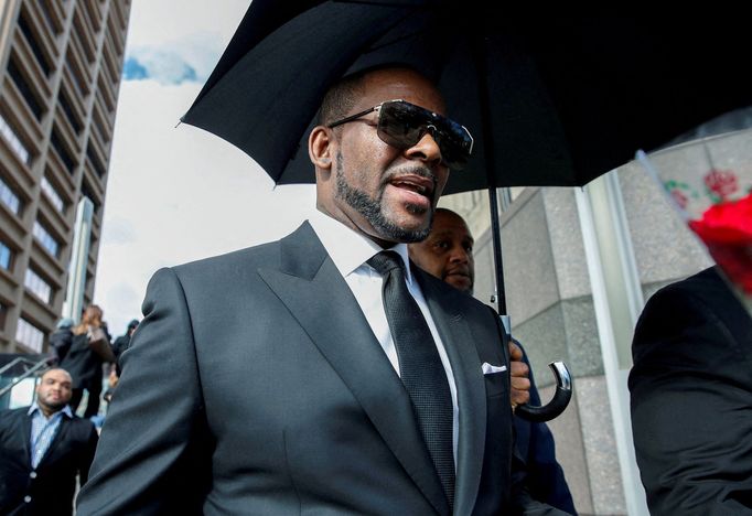 R. Kelly cestou ze soudu, který ho uznal vinným ze sexuálního zneužívání.