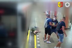 Rusky hovořící muži zbili v pražském metru cestujícího. Policie žádá o pomoc