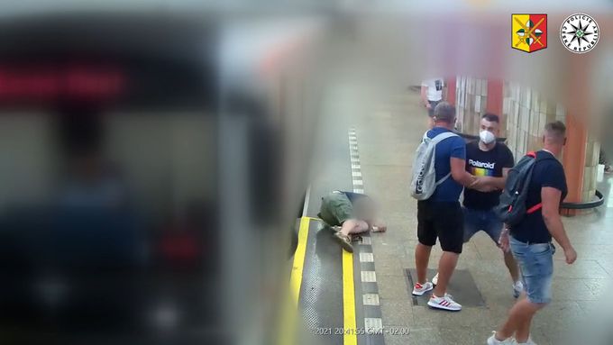 Policie pátrá po třech rusky mluvících mužích, kteří na nástupišti metra Florenc napadli dvaačtyřicetiletého cestujícího.