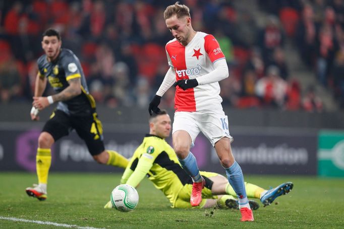 Jan Kuchta dává gól v zápase EL Slavia - Feyenoord