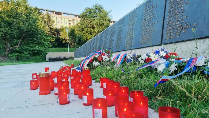 Svíčky a pietní věnce u tabule obětí Heydrichiády na Kobyliské střelnici v Praze 8, která dnes slouží jako Památní protifašistického odboje. Nedatovaný snímek.