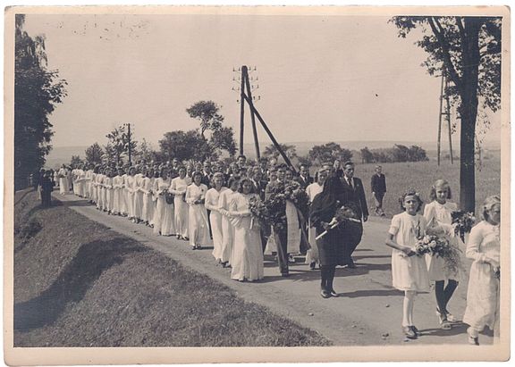 V červnu 1945 se konal pohřeb obětí životického vraždění. V průvodu družiček šla symbolická postava vdovy se zlomenou svící. 