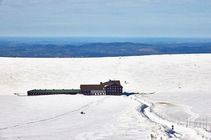 Pohled na zasněžené Krkonoše ze dne 9. 5. 2021. Snímky zachycují oblast mezi Výrovkou a Luční boudou.