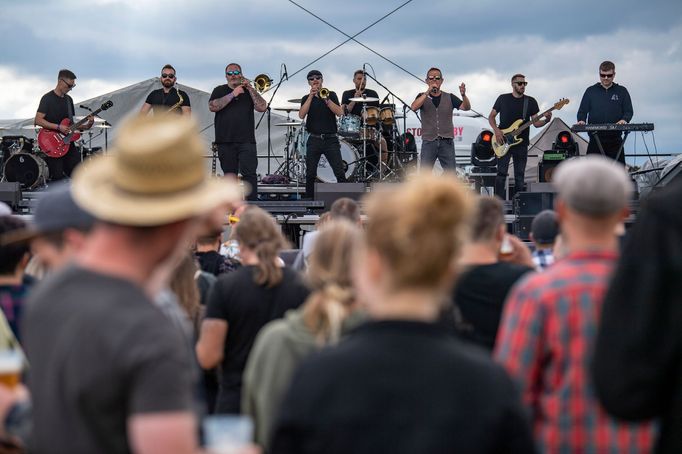 Jako první na hlavní stage Mighty Sounds v pátek vystoupila plzeňská kapela V3ska.