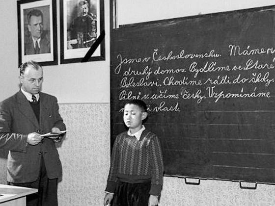 Korejský imigrant v mladoboleslavské škole, rok 1953. Kde se tam vzal? V jakém jsme roce? ptá se dějepisář spolu s žáky.