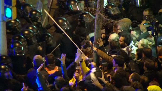 Demonstranti se v Barceloně střetli s policií. Nejméně 20 lidí bylo zraněno