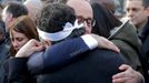 Prezident Francois Hollande objímá sloupkaře týdeníku Charlie Hebdo Patricka Pellouxe na pochodu národní jednoty.