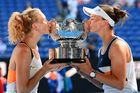 Vydřený triumf. Krejčíková se Siniakovou ovládly Australian Open po třísetové bitvě