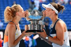 Vydřený triumf. Krejčíková se Siniakovou ovládly Australian Open po třísetové bitvě