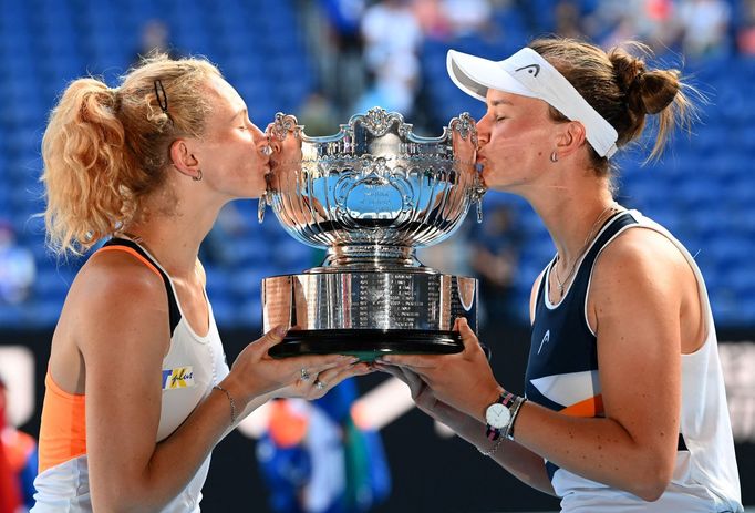 Barbora Krejčíková a Kateřina Siniaková slaví s trofejí pro vítězky Australian Open 2022