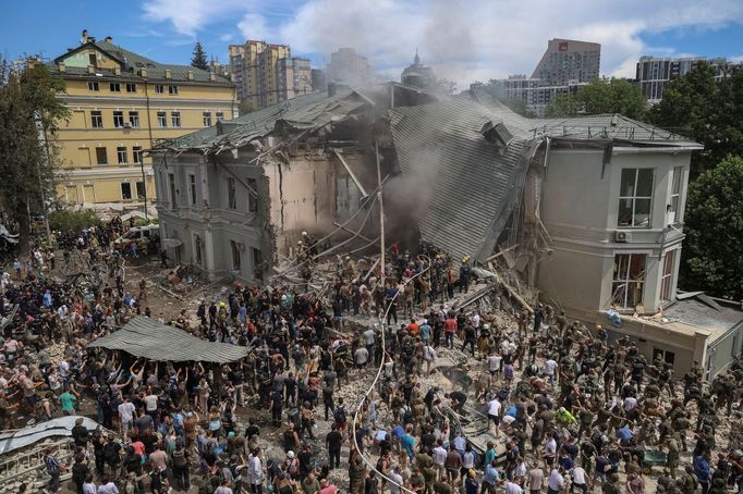 Kyjevská nemocnice po zásahu raketou.