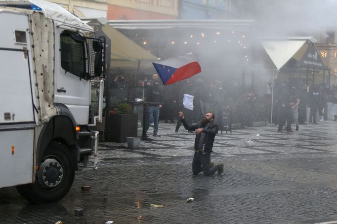 Demonstrace proti rouškám a střety s policií