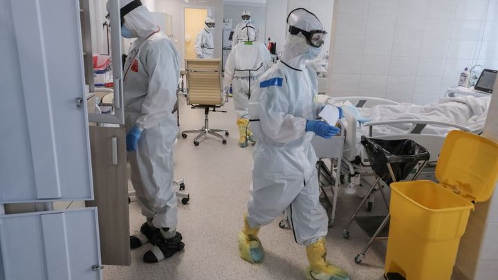Neteče voda, v jídle jsou červi. Pandemie ukázala zoufalý stav ruských nemocnic