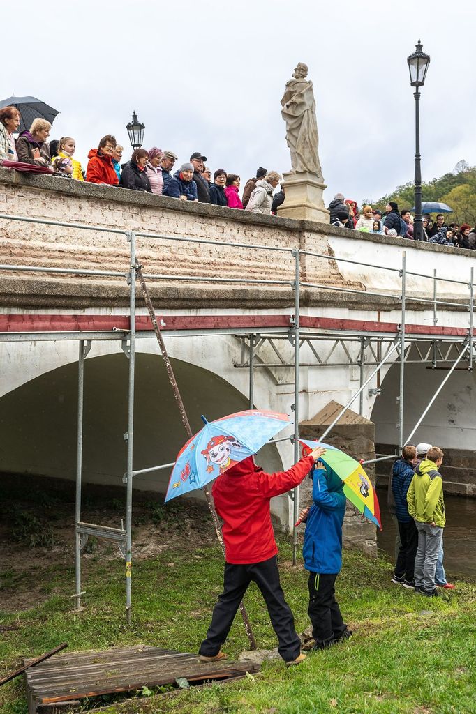 Roman Franc fotí skupinový portrét, Náměšť nad Oslavou, 5. října 2024