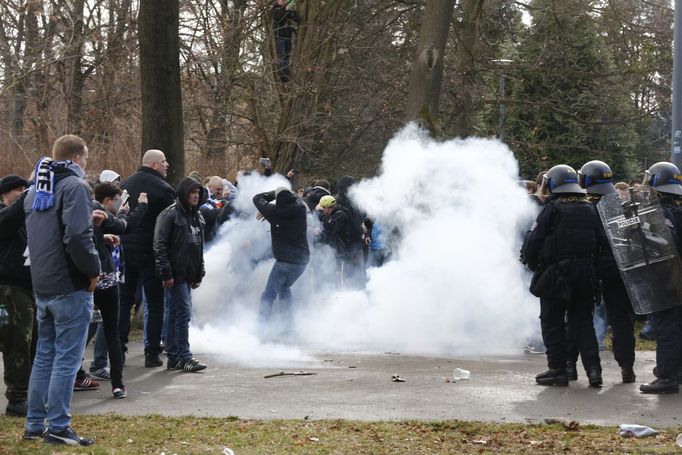 Řádění fanoušků po zápase Opavy s Ostravou