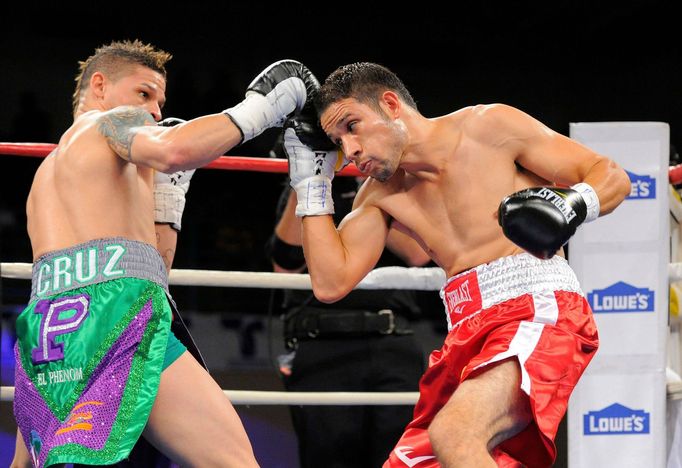 Portorický boxer Orlando Cruz v souboji s Mexičanem Jorge Pazosem během zápasu i mistra světa WBO NABO v muší váze.