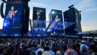 Rolling Stones zahájili pražský koncert kolem deváté hodiny večerní písní Street Fighting Man, která je považována za jednu z nejvíce politicky angažovaných skladeb skupiny.